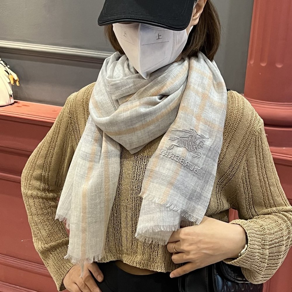 Burberry cashmere scarf - Picture 3 of 9